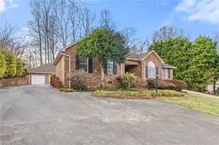 471 W Hunting Ridge Dr, Thomasville, NC 27360 - Photo 2