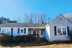 916 Liberty Dr, Thomasville, NC 27360 - Photo 2