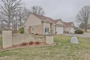 2425 Country Club Rd, Yadkinville, NC 27055 - Photo 4