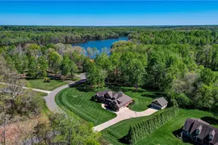 208 Lakeshore Dr, Reidsville, NC 27320 - Photo 2