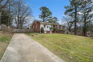 2702 Lilac Dr, Greensboro, NC 27408 - Photo 2
