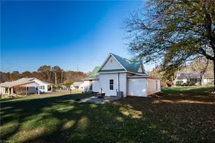 109 Reeves Ln, Elkin, NC 28621 - Photo 2