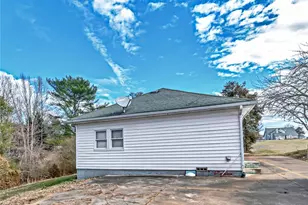 139 Juniper Ln, North Wilkesboro, NC 28659 - Photo 6