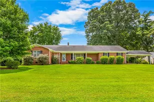 300 E Lee Ave, Yadkinville, NC 27055 - Photo 2