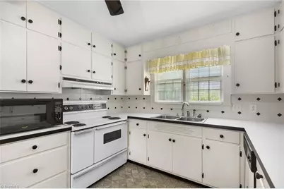 300 E Lee Avenue, Yadkinville, NC 27055 - Photo 12