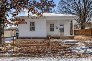 624 Delaware Ave, Burlington, NC 27217 - Photo 1