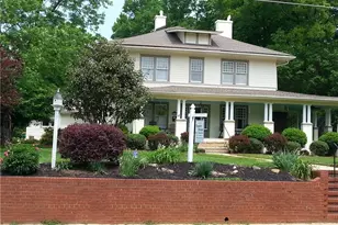 216 W Hunter St, Madison, NC 27025 - Photo 2