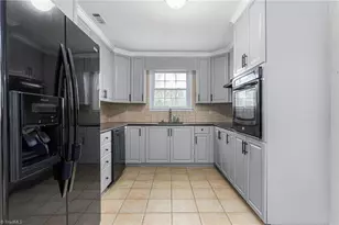 1204 Pebble Dr, Greensboro, NC 27410 - Photo 10