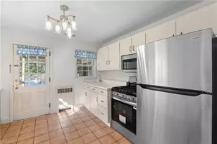 221 W Avondale Dr, Greensboro, NC 27403 - Photo 10