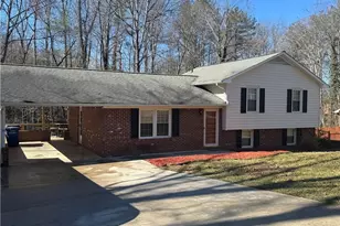 1542 Overlook Dr, Wilkesboro, NC 28697 - Photo 2