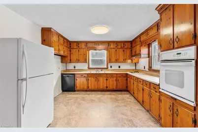 241 Willowlake Road, Greensboro, NC 27405 - Photo 10