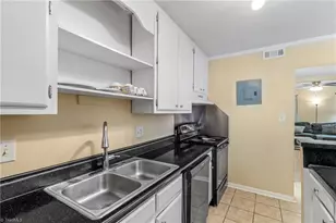 5735 Bramblegate Rd, Greensboro, NC 27409 - Photo 14