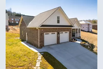 715 Chatsworth Circle SE, Lenoir, NC 28645 - Photo 2