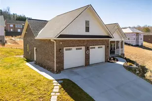 715 Chatsworth Circle SE, Lenoir, NC 28645 - Photo 2