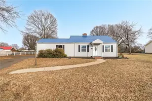 308 Cedar St, Eden, NC 27288 - Photo 2