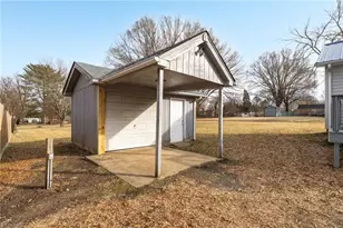 308 Cedar St, Eden, NC 27288 - Photo 32