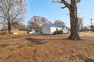 308 Cedar St, Eden, NC 27288 - Photo 4