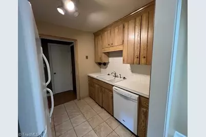 2041 S Hawthorne Road #B, Winston-Salem, NC 27103 - Photo 2