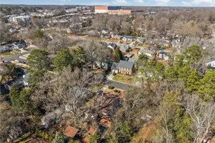 2009 Roanoke Dr, Greensboro, NC 27408 - Photo 10