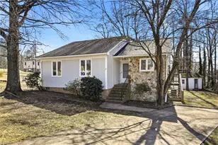 7 Pear Tree Ct, Greensboro, NC 27401 - Photo 2