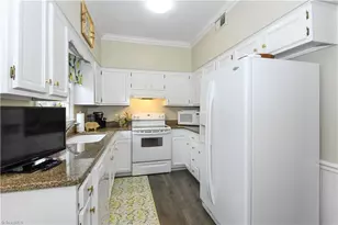 4 Fountain Manor Dr, Greensboro, NC 27405 - Photo 10