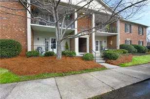 4 Fountain Manor Dr, Greensboro, NC 27405 - Photo 2