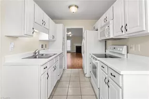 305 Glen Gate Cir, Kernersville, NC 27284 - Photo 4