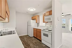 900 Hanahan Ct, Greensboro, NC 27409 - Photo 12