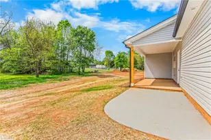 109 Hickory St, Yadkinville, NC 27055 - Photo 32