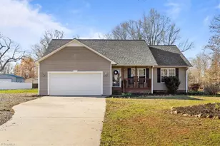 295 Calinda Dr, Thomasville, NC 27360 - Photo 2
