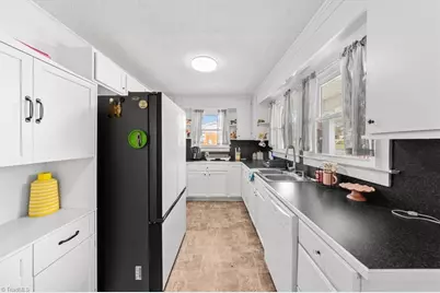 724 E Main Street, Seagrove, NC 27341 - Photo 8