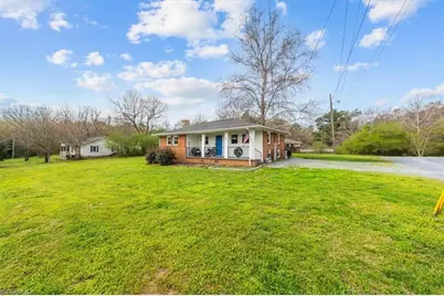 724 E Main Street, Seagrove, NC 27341 - Photo 2