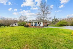 724 E Main St, Seagrove, NC 27341 - Photo 2