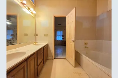 4106 Broadacres Drive, Greensboro, NC 27407 - Photo 20