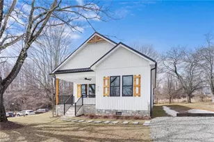 219 Grayson St, Sparta, NC 28675 - Photo 2