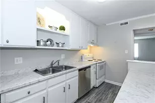 5735 Bramblegate Rd, Greensboro, NC 27409 - Photo 8