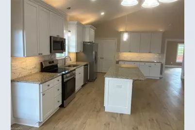 621 W Atkins Street, Dobson, NC 27017 - Photo 8