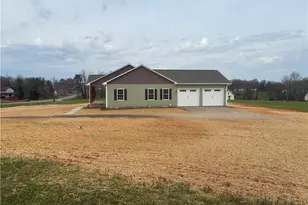 621 W Atkins St, Dobson, NC 27017 - Photo 2