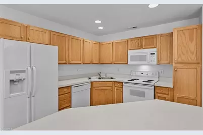 18 Pickwick Place, Greensboro, NC 27407 - Photo 6