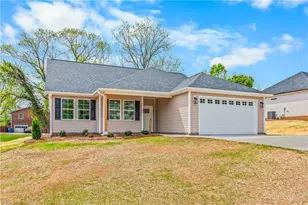 105 Hickory St, Yadkinville, NC 27055 - Photo 2