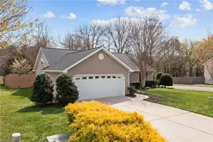 517 Walnut Crossing Dr, Whitsett, NC 27377 - Photo 2