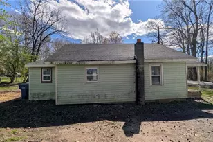 107 Murphy St, Liberty, NC 27298 - Photo 4