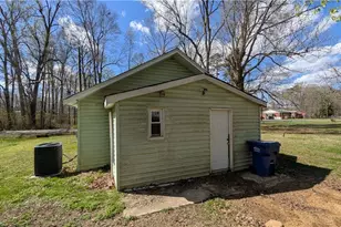 107 Murphy St, Liberty, NC 27298 - Photo 6