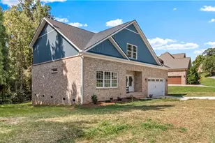 4642 Pebble Lake Dr, Pfafftown, NC 27040 - Photo 2