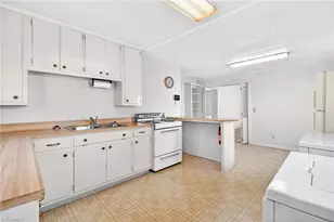 1028 Queen Ann St, Burlington, NC 27217 - Photo 12