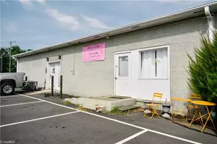 105 Llewellyn St, Dobson, NC 27017 - Photo 2