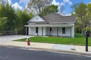 12 Forsyth St, Thomasville, NC 27360 - Photo 4