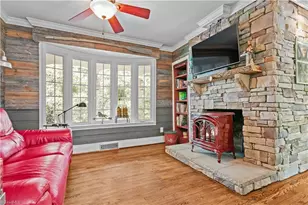 3203 Edgewater Dr, Greensboro, NC 27403 - Photo 10