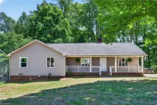 7 Holly Crest Ct, Greensboro, NC 27410 - Photo 2