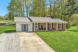 11 Hill St, Sparta, NC 28675 - Photo 2
